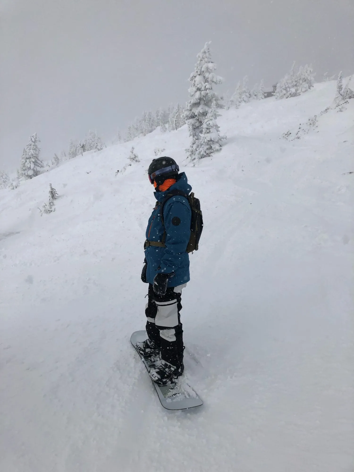 Solo snowboarder